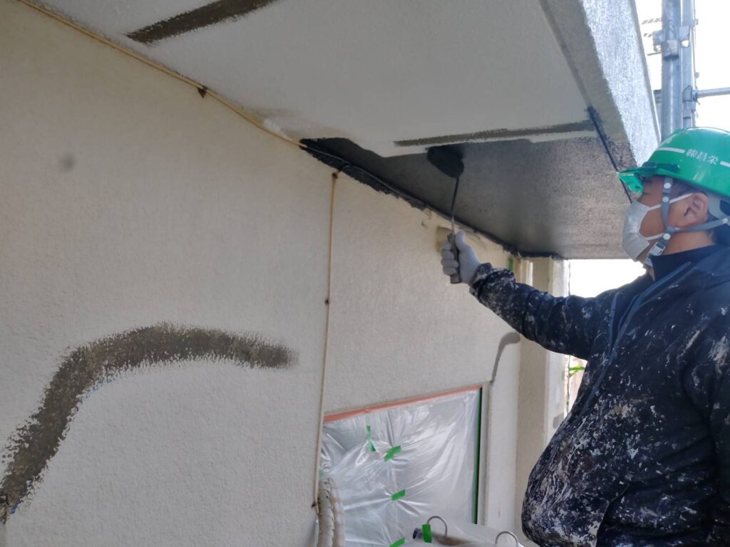 軒天上塗り一回目