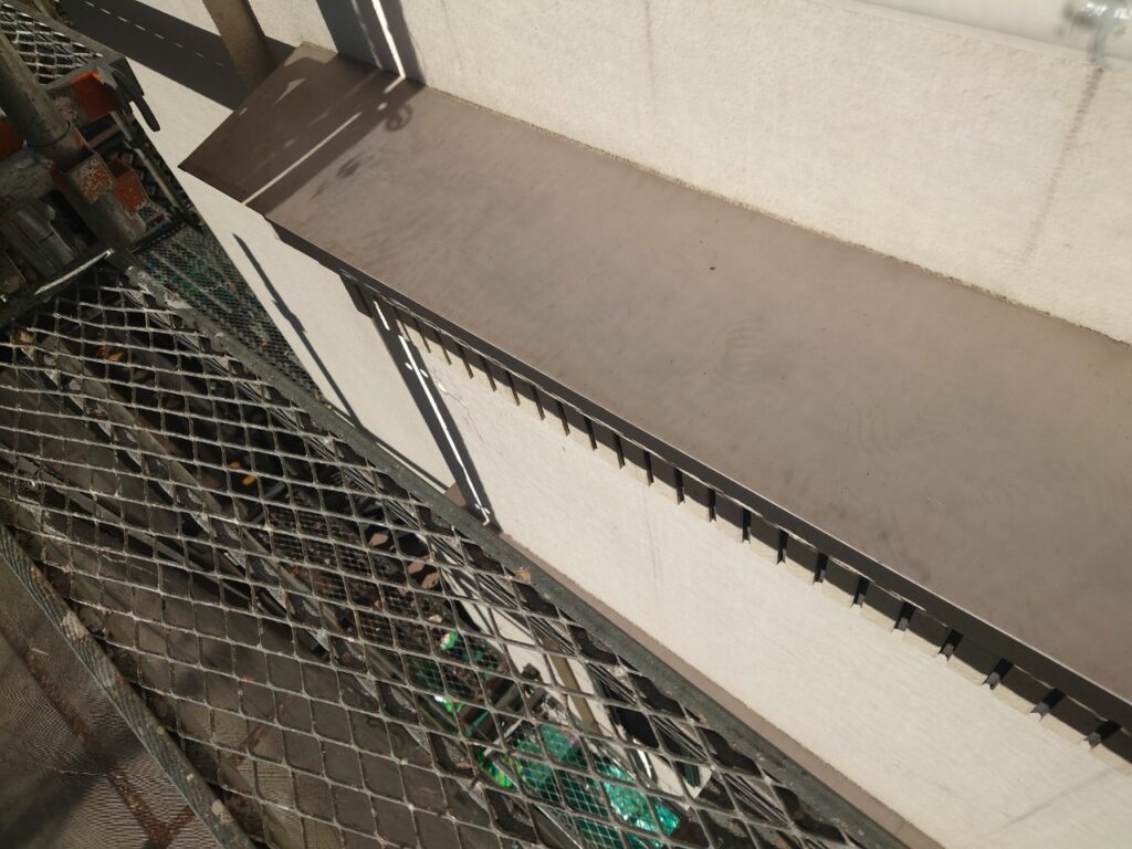 霧よけ庇施工前