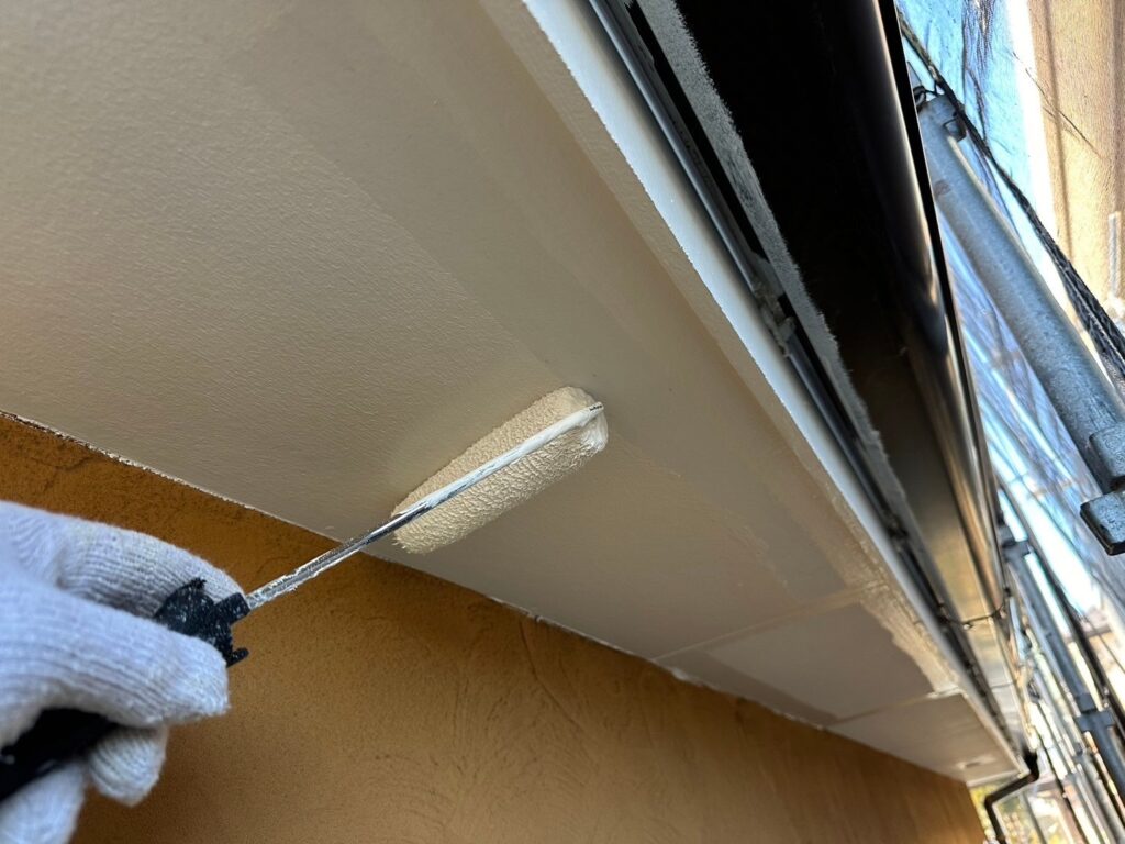 軒天上塗り1回目