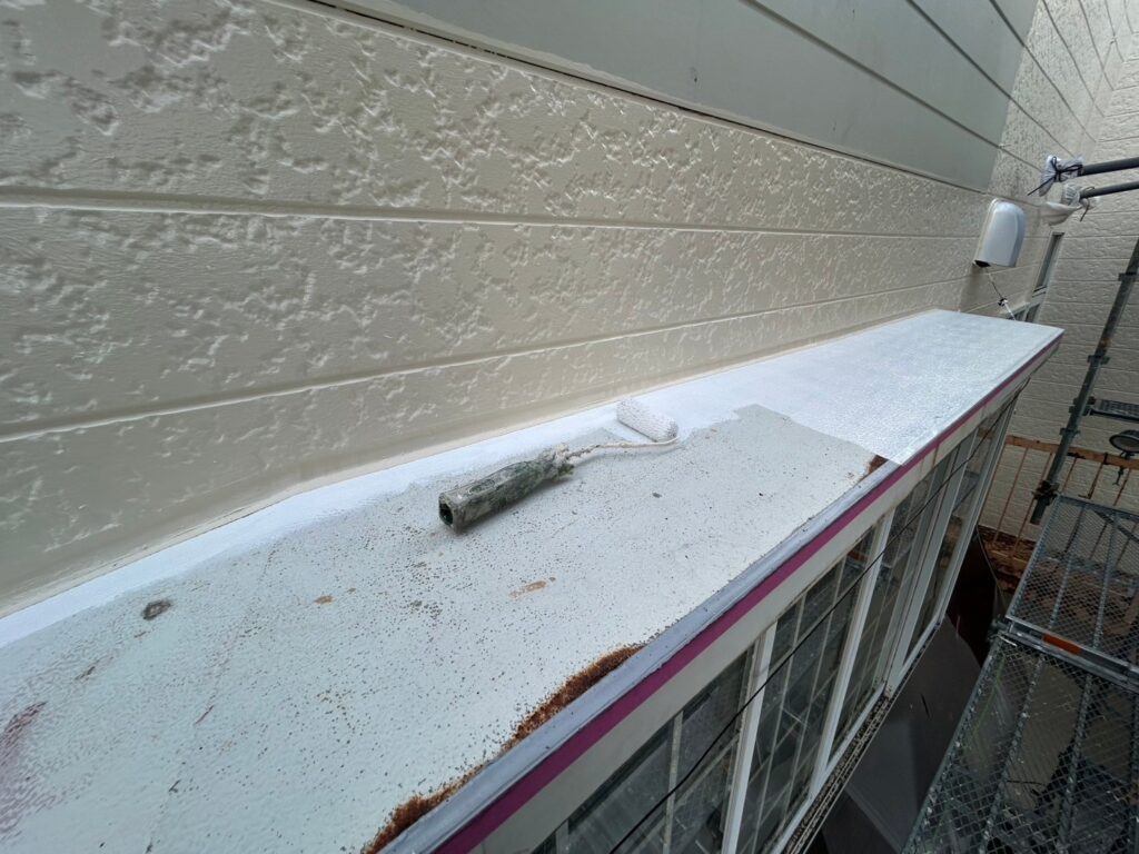 霧よけ庇下塗り