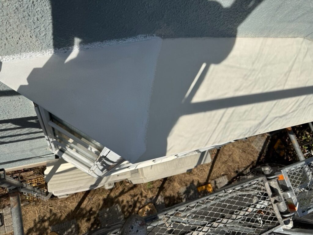 霧よけ庇下塗り