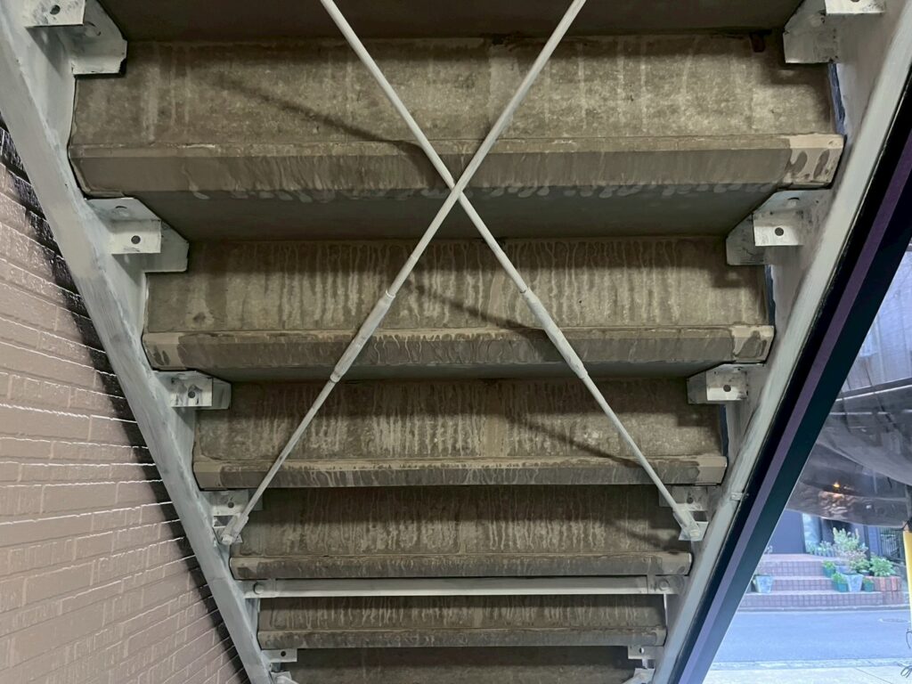 鉄骨階段中塗り