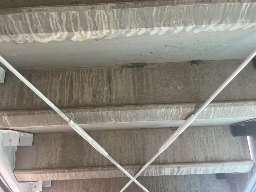 鉄骨階段下塗り