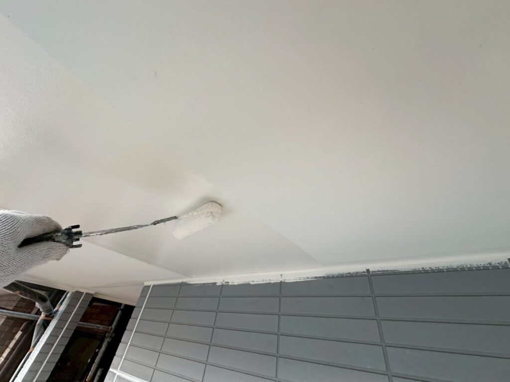 軒天上塗り1回目