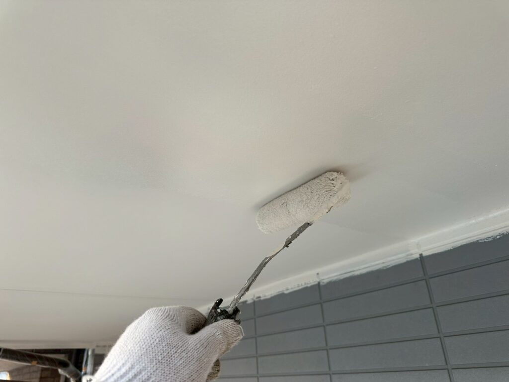 軒天上塗り2回目
