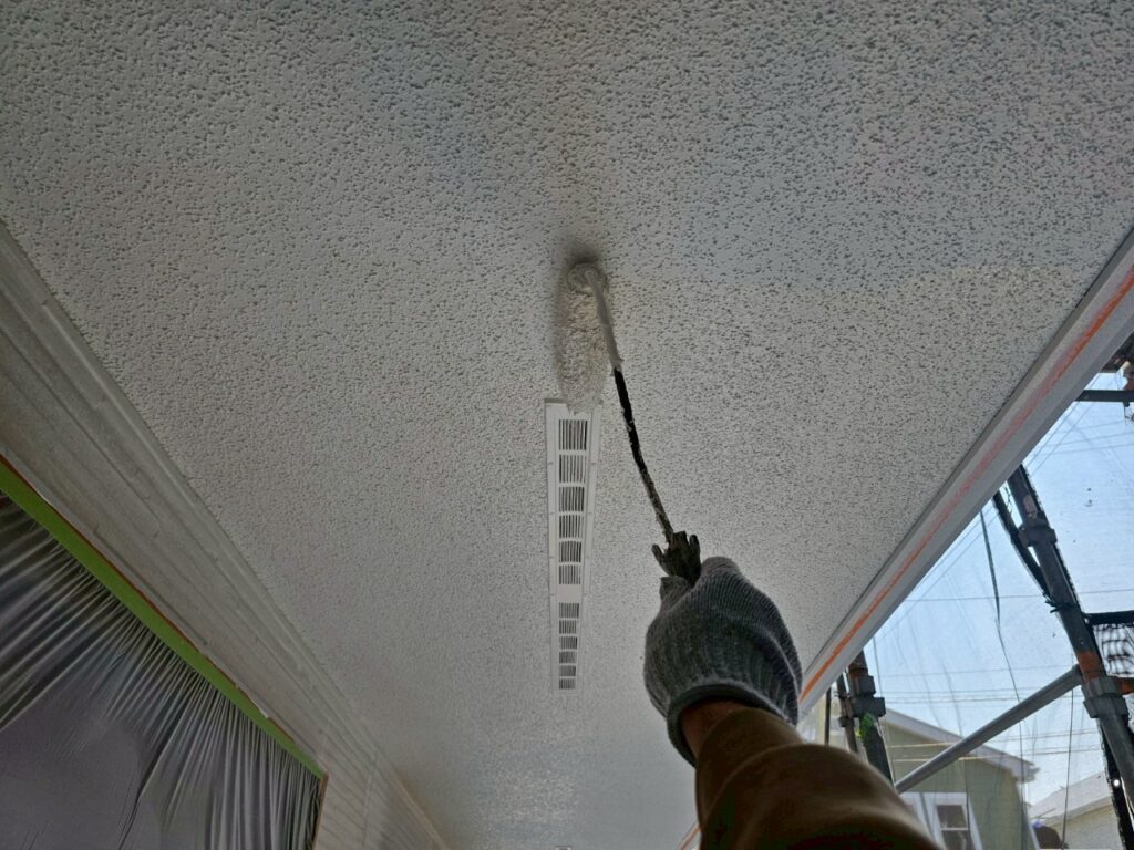 軒天上塗り1回目