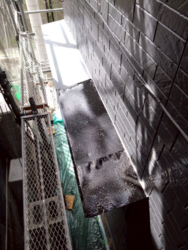 霧よけ庇中塗り