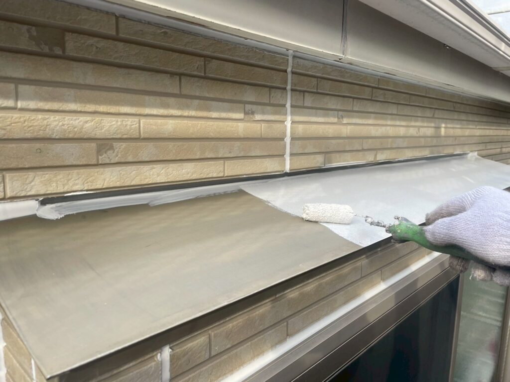 霧よけ庇下塗り