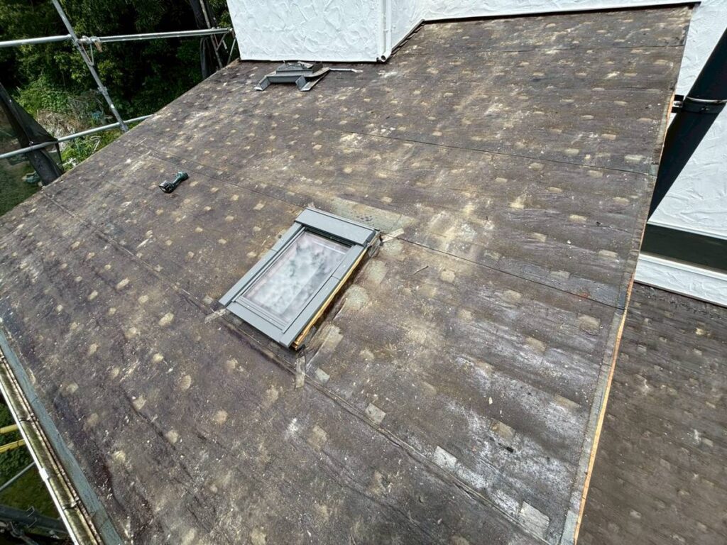 屋根葺き替え施工中