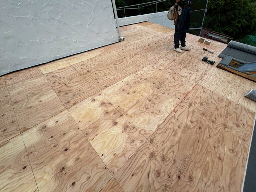 屋根葺き替え施工中