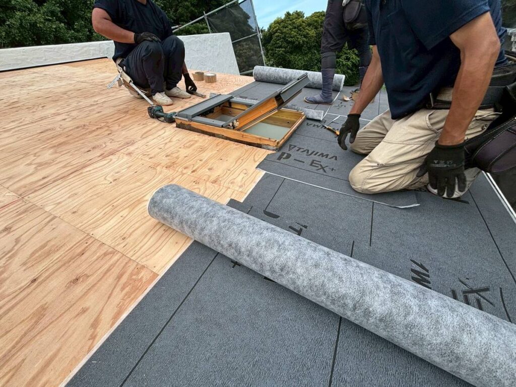 屋根葺き替え施工中