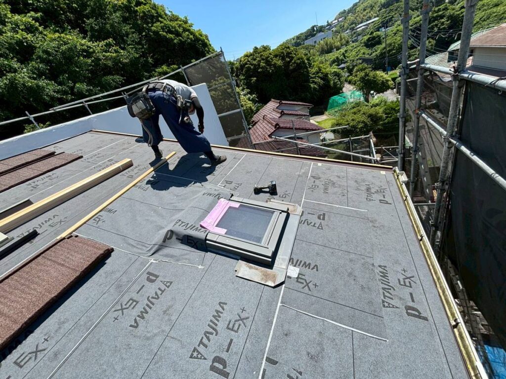 屋根葺き替え施工中