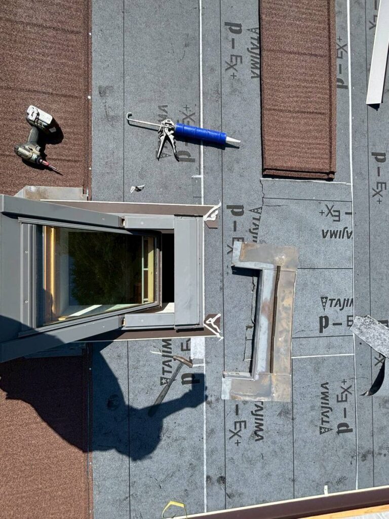 屋根葺き替え施工中