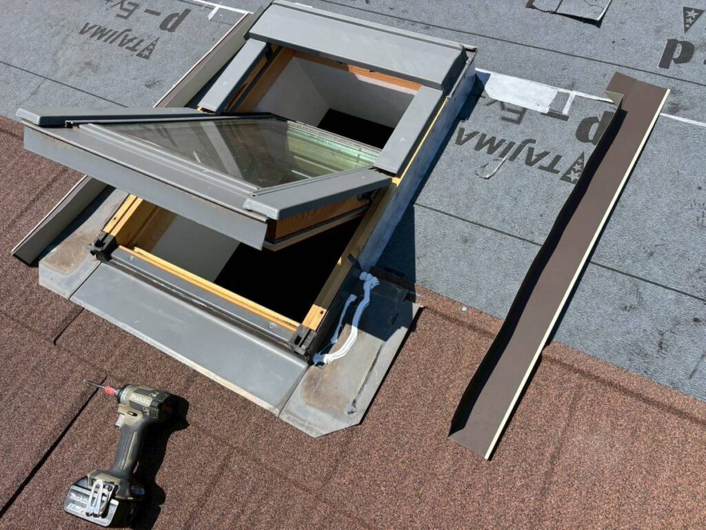 屋根葺き替え施工中