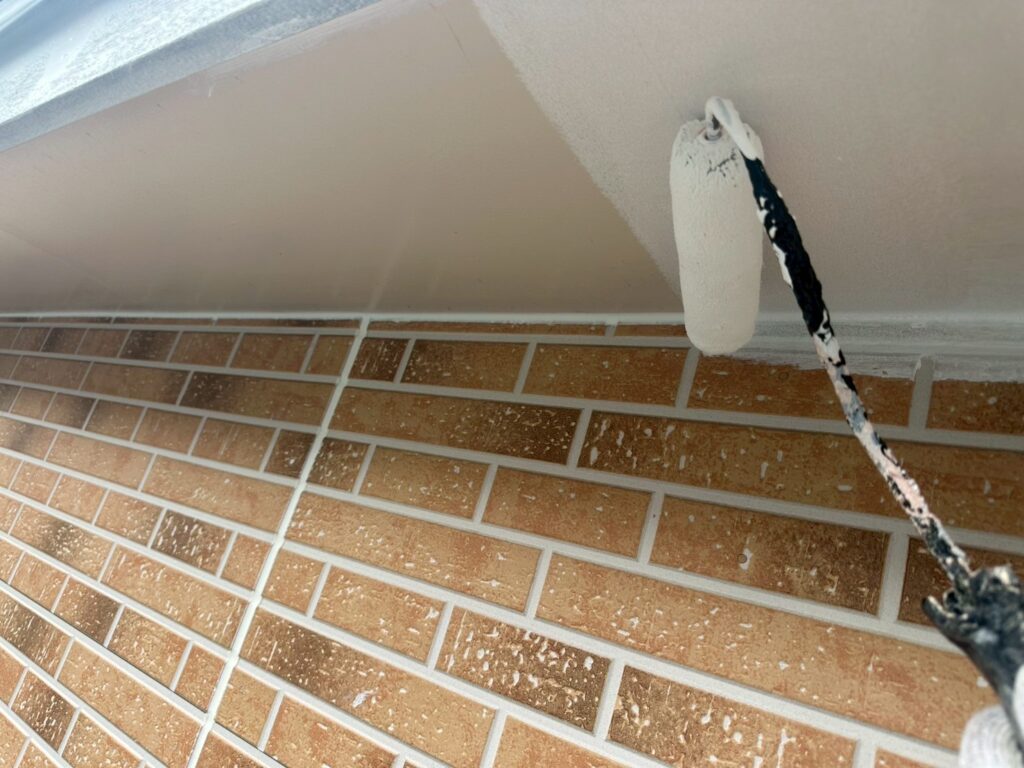 軒天上塗り1回目