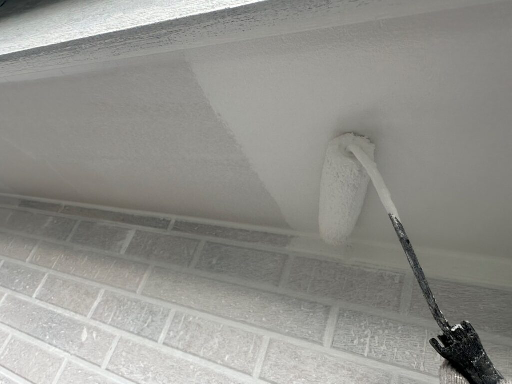 軒天上塗り2回目
