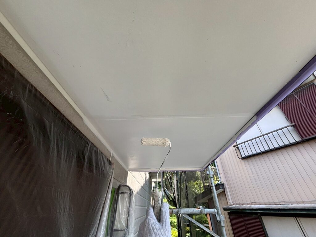 軒天上塗り1回目