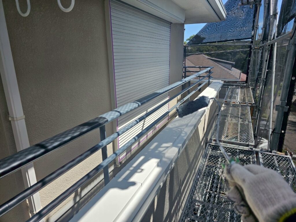 ベランダ手すり下塗り
