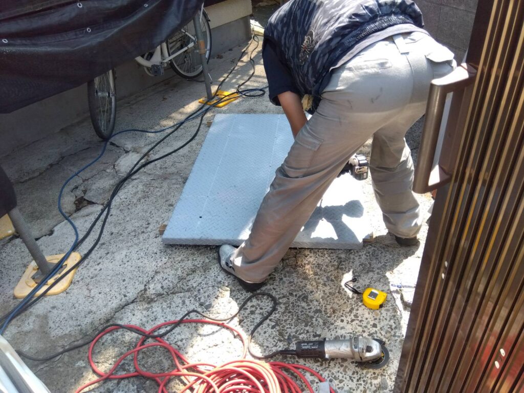 鉄骨階段施工中