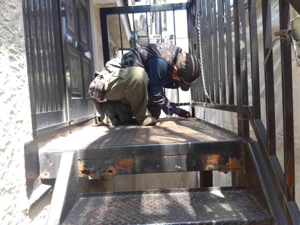 鉄骨階段施工中