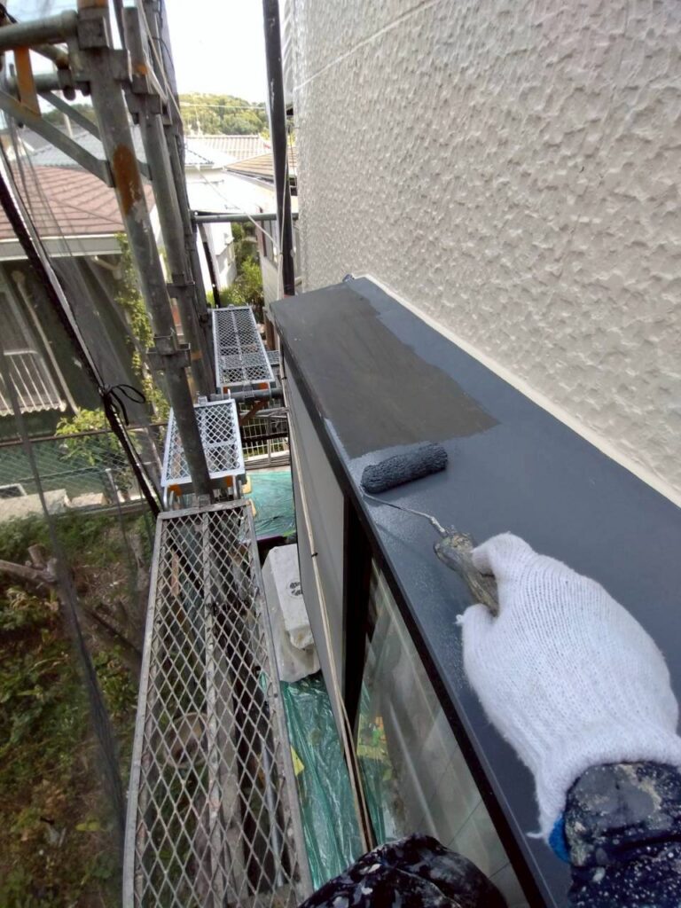 霧よけ庇下塗り