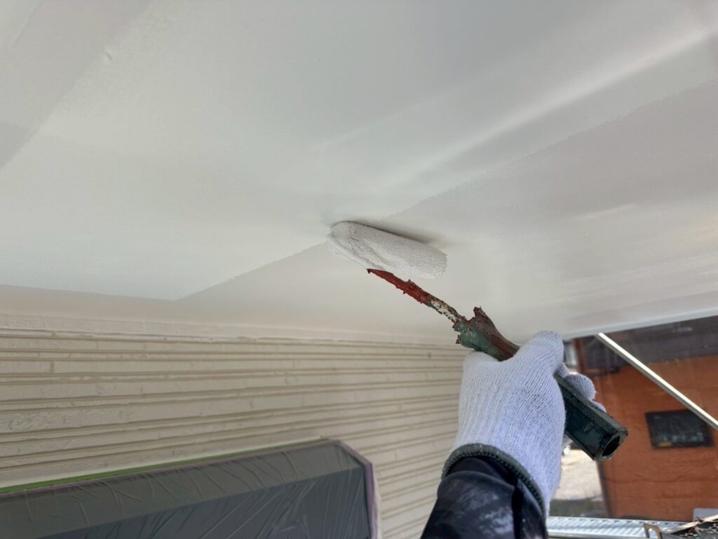 軒天上塗り1回目