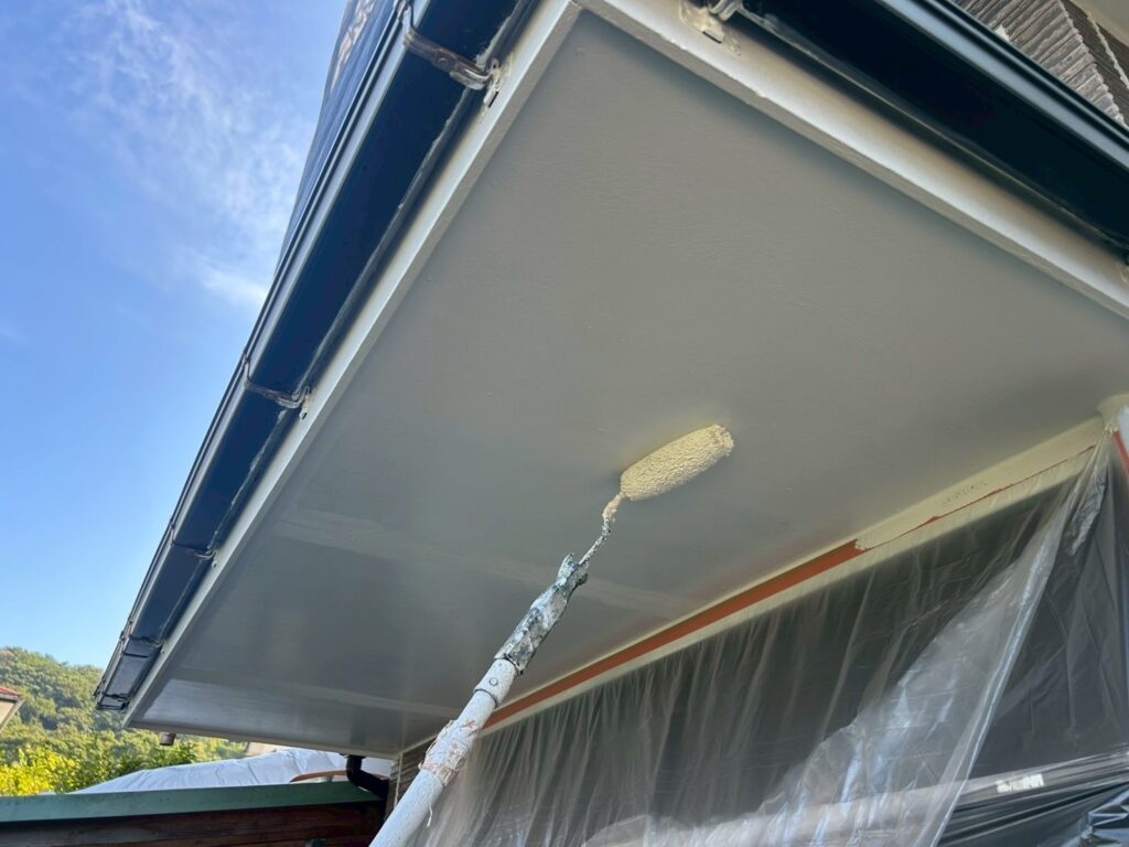 軒天上塗り1回目