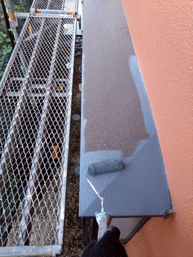 霧よけ庇下塗り