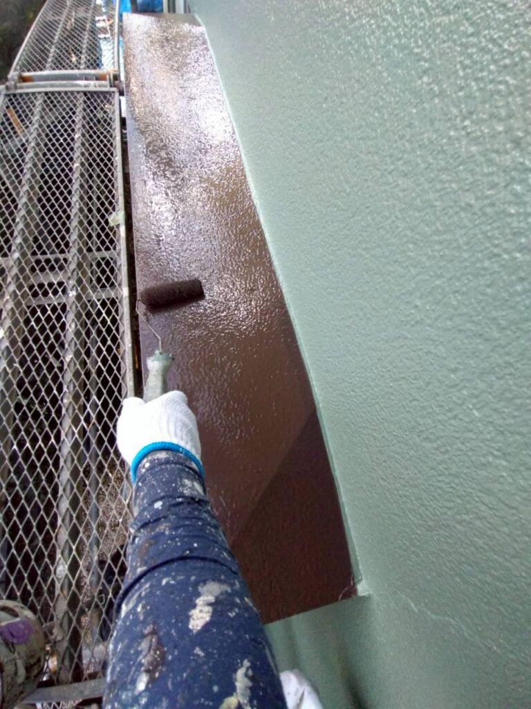 霧よけ庇上塗り