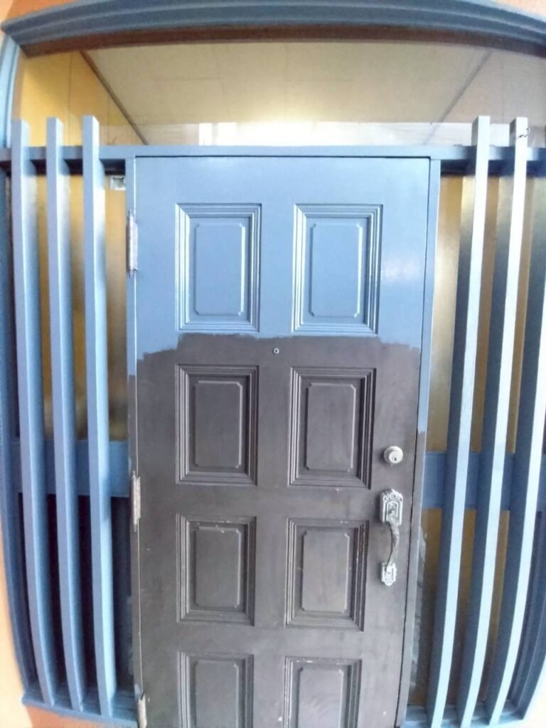 玄関ドア下塗り