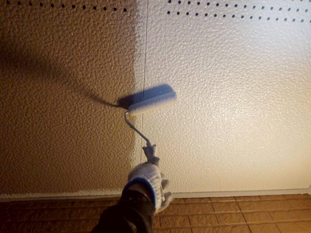 軒天上塗り1回目