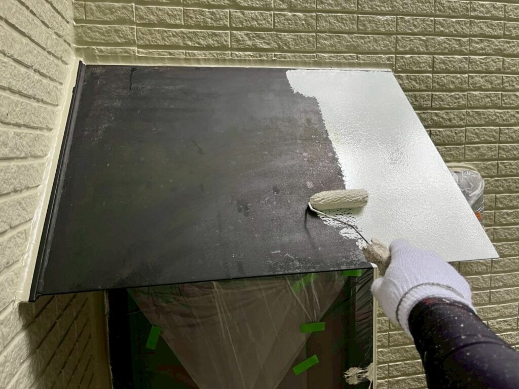 霧よけ庇下塗り
