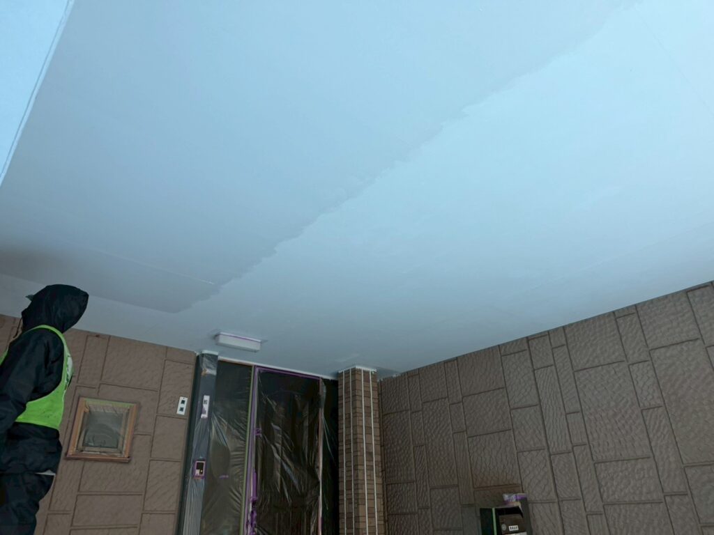 軒天上塗り1回目