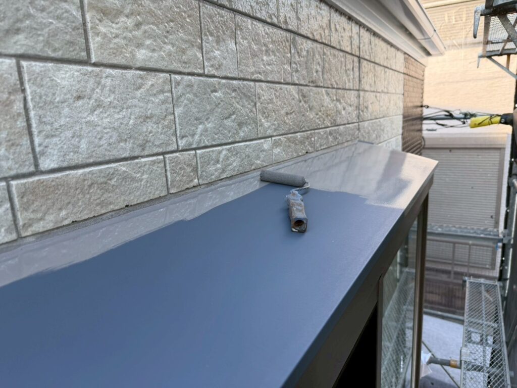 霧よけ庇中塗り