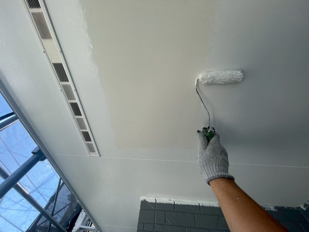 軒天上塗り1回目