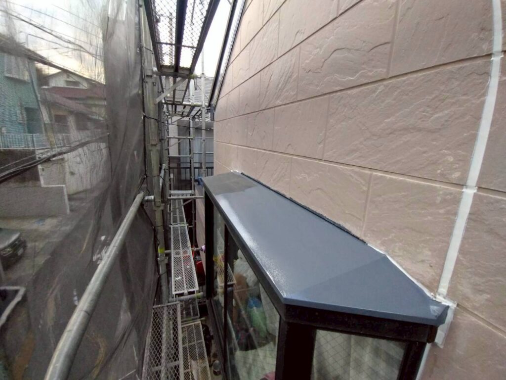 霧よけ庇下塗り