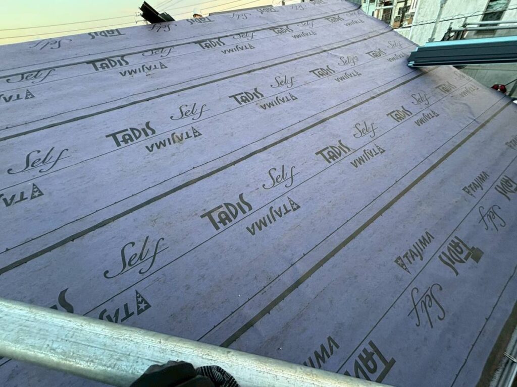 屋根カバー工法施工中