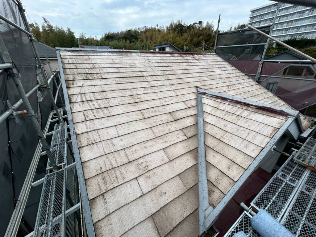 屋根カバー工法施工中