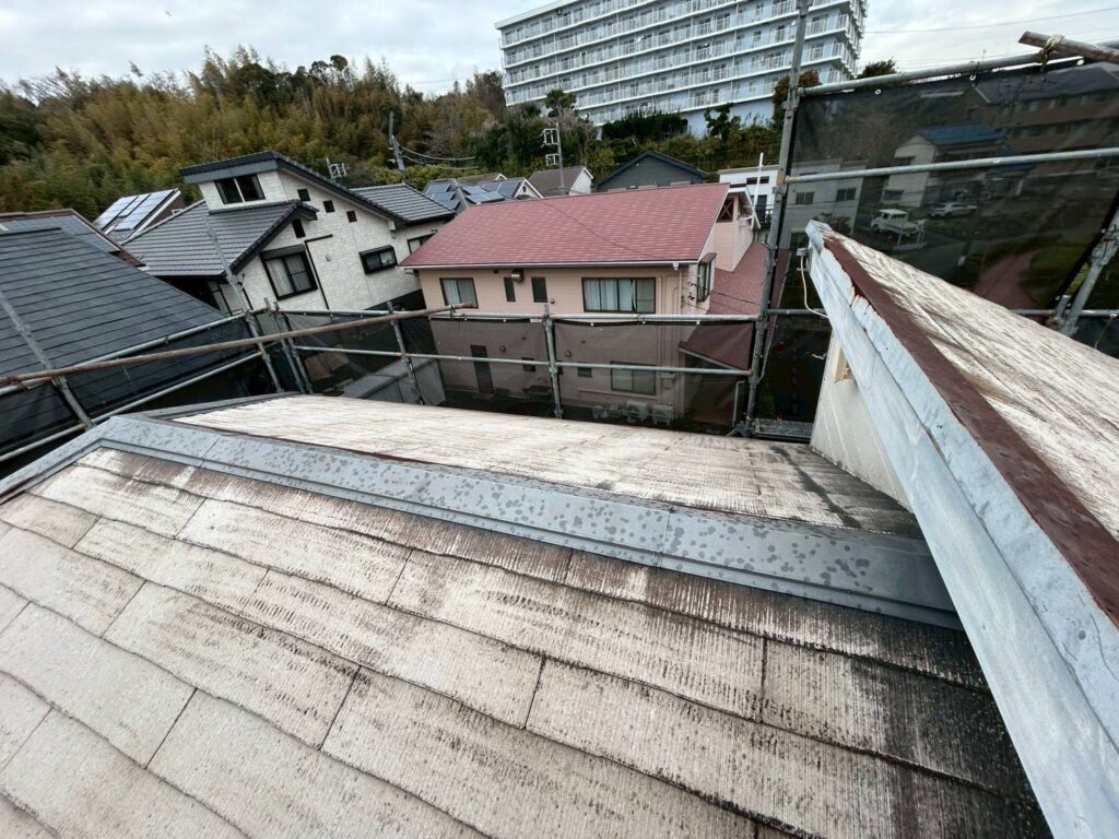 屋根カバー工法施工中
