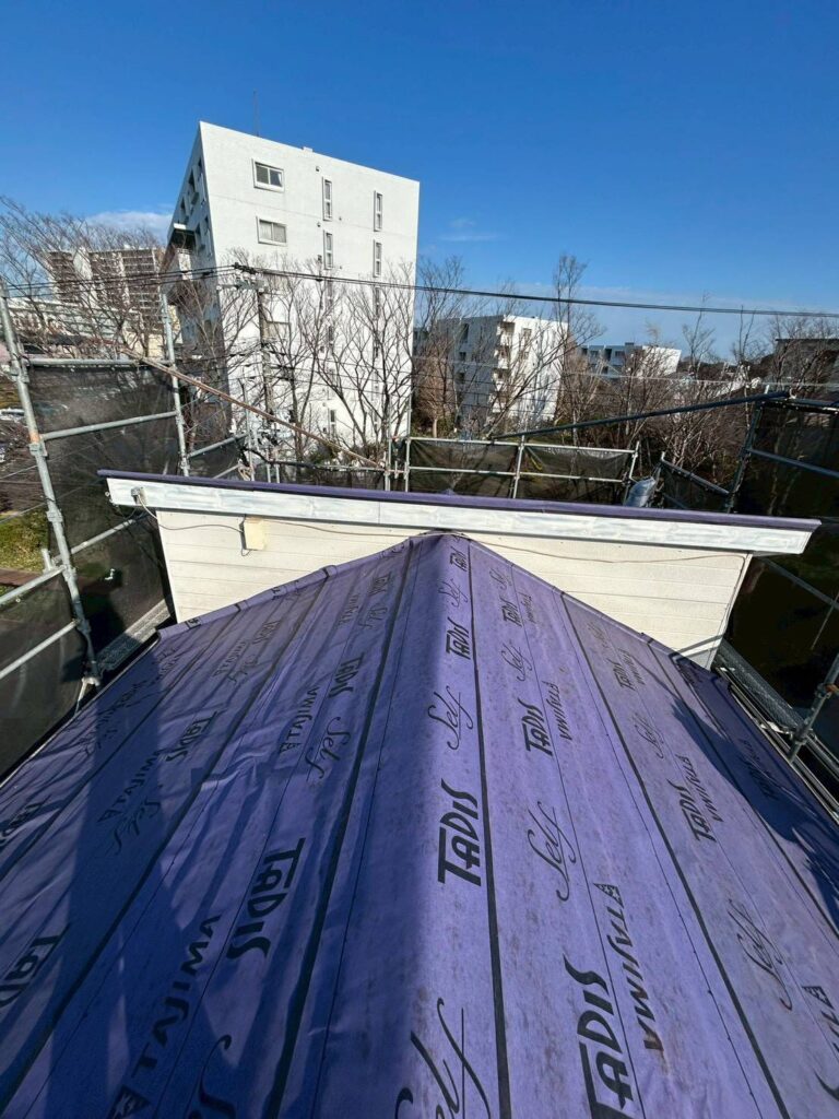 屋根カバー工法施工中